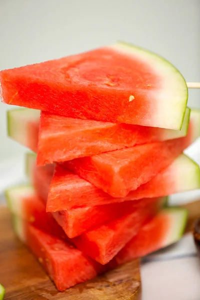 Aufgeschnittene Wassermelone Dreiecksform Auf Holzstäben — Stockfoto