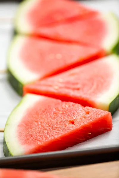 Aufgeschnittene Wassermelone Dreiecksform Auf Holzstäben — Stockfoto