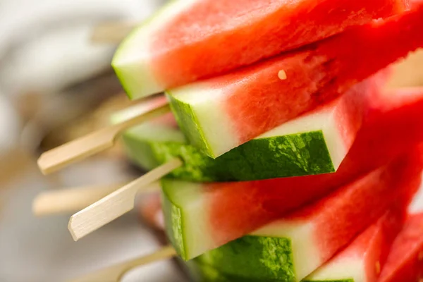 Aufgeschnittene Wassermelone Dreiecksform Auf Holzstäben — Stockfoto