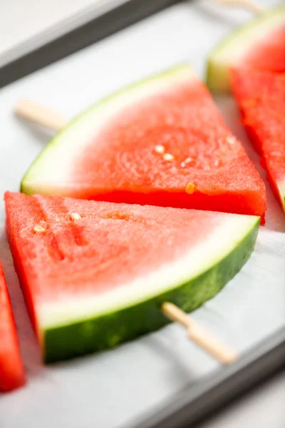 Aufgeschnittene Wassermelone Dreiecksform Auf Holzstäben — Stockfoto