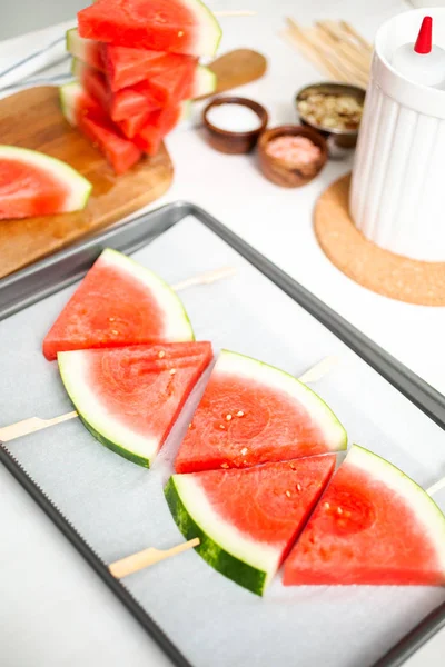 Aufgeschnittene Wassermelone Dreiecksform Auf Holzstäben — Stockfoto