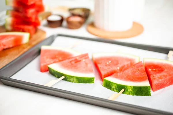 Aufgeschnittene Wassermelone Dreiecksform Auf Holzstäben — Stockfoto