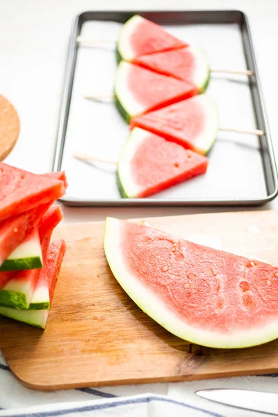 Aufgeschnittene Wassermelone Dreiecksform Auf Holzstäben — Stockfoto