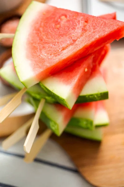 Aufgeschnittene Wassermelone Dreiecksform Auf Holzstäben — Stockfoto