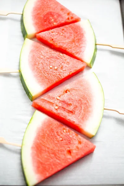 Aufgeschnittene Wassermelone Dreiecksform Auf Holzstäben — Stockfoto