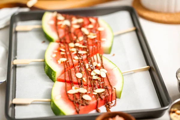 Karpuz çikolata ile drizzled ve kuşbaşı deniz tuzu ve badem ile tepesinde.