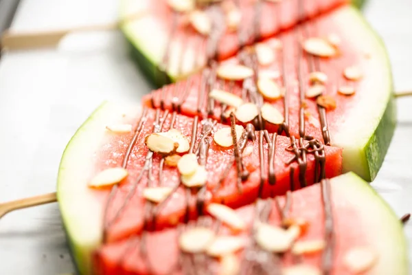 Karpuz çikolata ile drizzled ve kuşbaşı deniz tuzu ve badem ile tepesinde.