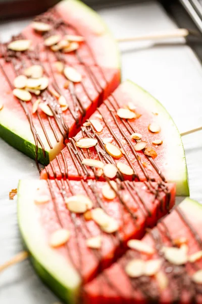 Karpuz çikolata ile drizzled ve kuşbaşı deniz tuzu ve badem ile tepesinde.