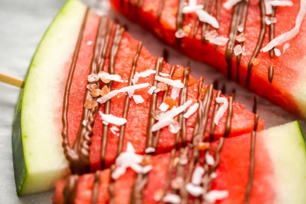 Karpuz çikolata ile drizzled ve kuşbaşı deniz tuzu ve Hindistan cevizi ile tepesinde.