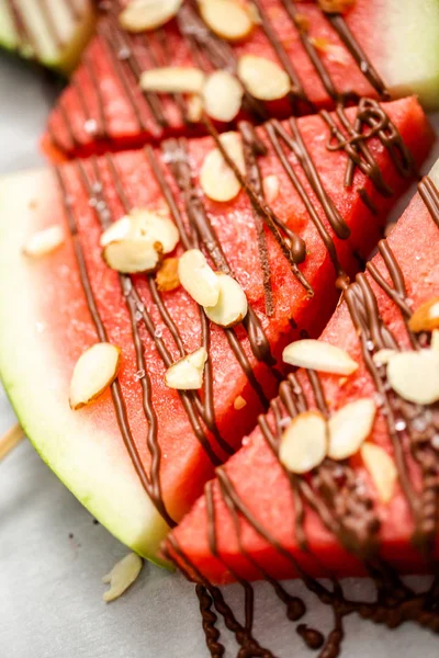 Karpuz çikolata ile drizzled ve kuşbaşı deniz tuzu ve badem ile tepesinde.
