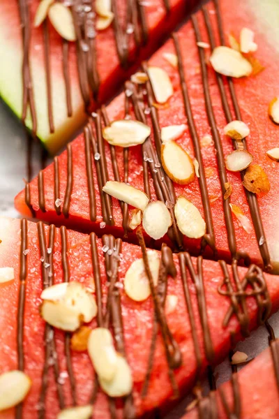 Karpuz çikolata ile drizzled ve kuşbaşı deniz tuzu ve badem ile tepesinde.