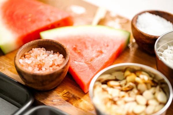 Karpuz çikolata ile drizzled ve kuşbaşı deniz tuzu ve badem ile tepesinde.