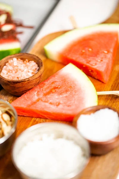 Karpuz çikolata ile drizzled ve kuşbaşı deniz tuzu ve badem ile tepesinde.