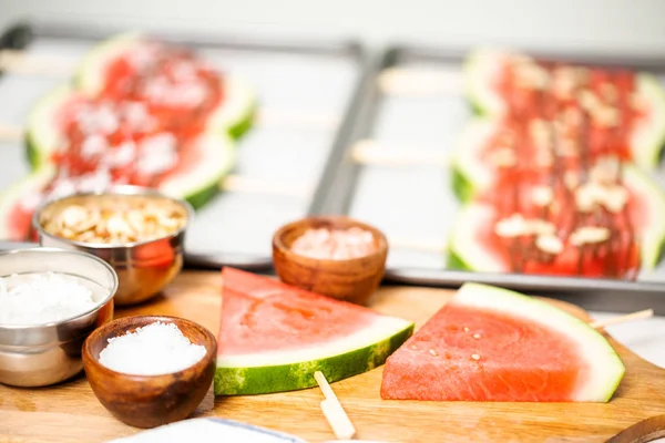 Karpuz çikolata ile drizzled ve kuşbaşı deniz tuzu ve badem ile tepesinde.