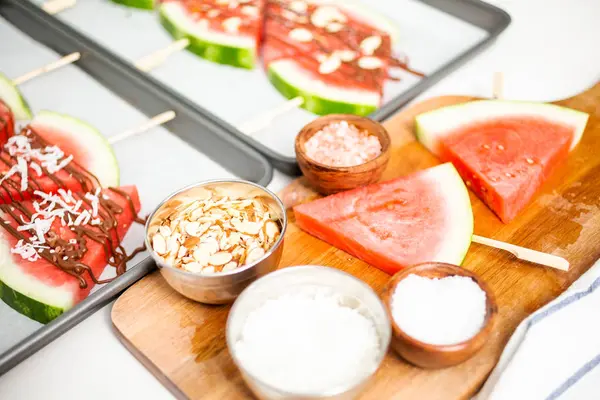 Karpuz çikolata ile drizzled ve kuşbaşı deniz tuzu ve badem ile tepesinde.