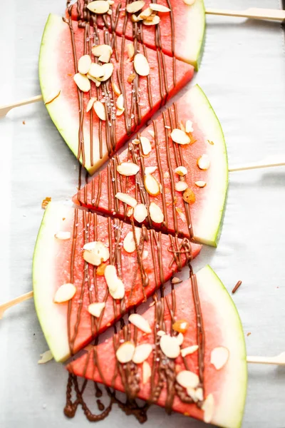 Karpuz çikolata ile drizzled ve kuşbaşı deniz tuzu ve badem ile tepesinde.