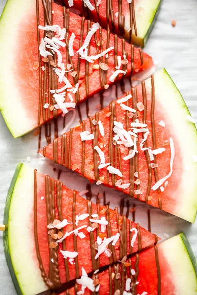 Karpuz çikolata ile drizzled ve kuşbaşı deniz tuzu ve Hindistan cevizi ile tepesinde.