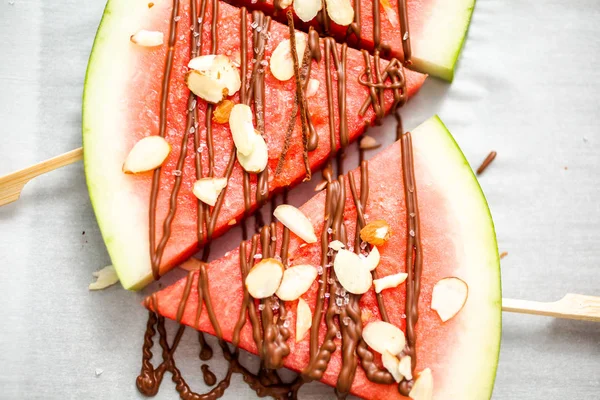 Karpuz çikolata ile drizzled ve kuşbaşı deniz tuzu ve badem ile tepesinde.