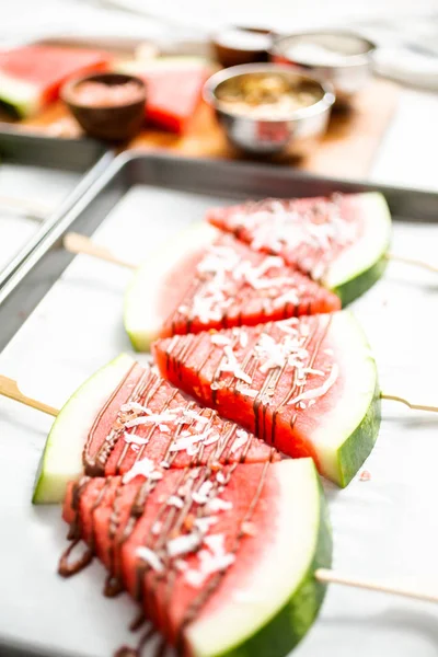 Karpuz çikolata ile drizzled ve kuşbaşı deniz tuzu ve badem ile tepesinde.