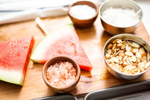 Karpuz çikolata ile drizzled ve kuşbaşı deniz tuzu ve badem ile tepesinde.