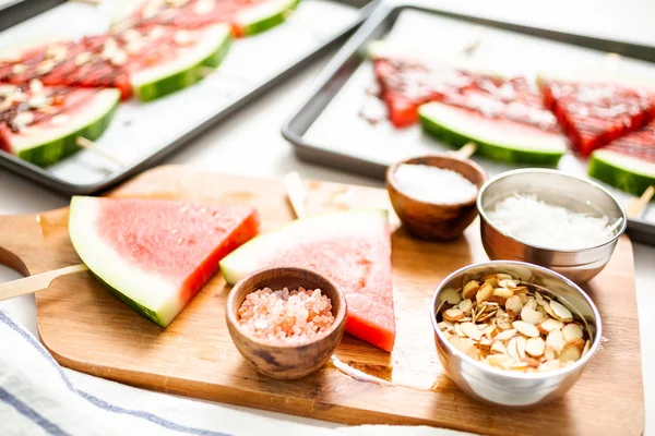 Karpuz çikolata ile drizzled ve kuşbaşı deniz tuzu ve badem ile tepesinde.