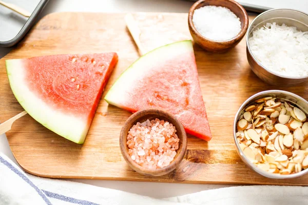 Karpuz çikolata ile drizzled ve kuşbaşı deniz tuzu ve badem ile tepesinde.