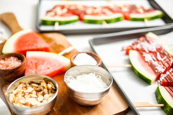 Karpuz çikolata ile drizzled ve kuşbaşı deniz tuzu ve badem ile tepesinde.