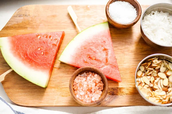 Karpuz çikolata ile drizzled ve kuşbaşı deniz tuzu ve badem ile tepesinde.