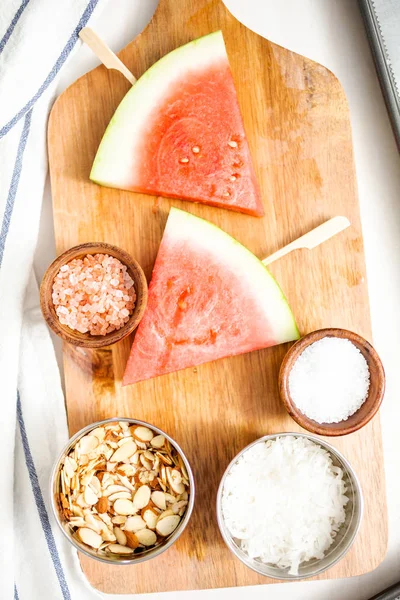 Karpuz çikolata ile drizzled ve kuşbaşı deniz tuzu ve badem ile tepesinde.