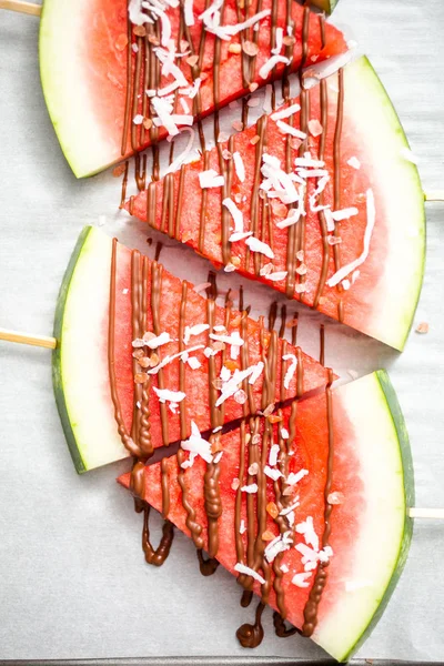 Karpuz çikolata ile drizzled ve kuşbaşı deniz tuzu ve Hindistan cevizi ile tepesinde.