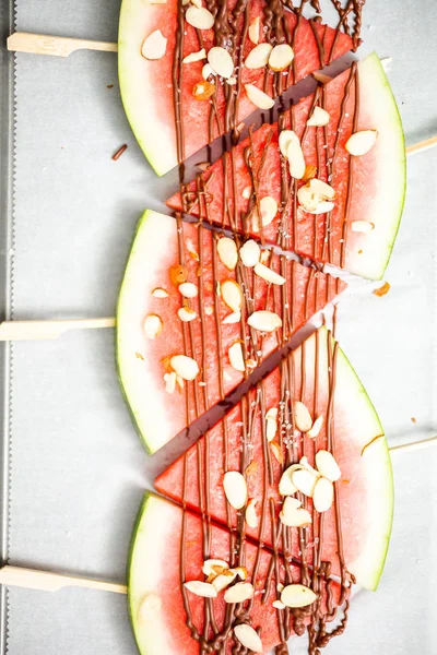 Karpuz çikolata ile drizzled ve kuşbaşı deniz tuzu ve badem ile tepesinde.