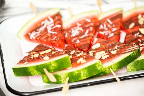 Karpuz çikolata ile drizzled ve kuşbaşı deniz tuzu ve badem ile tepesinde.