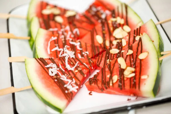 Karpuz çikolata ile drizzled ve kuşbaşı deniz tuzu ve badem ile tepesinde.