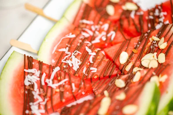 Karpuz çikolata ile drizzled ve kuşbaşı deniz tuzu ve badem ile tepesinde.