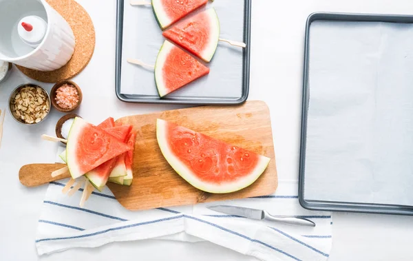 Karpuz çikolata ile drizzled ve kuşbaşı deniz tuzu ve badem ile tepesinde.