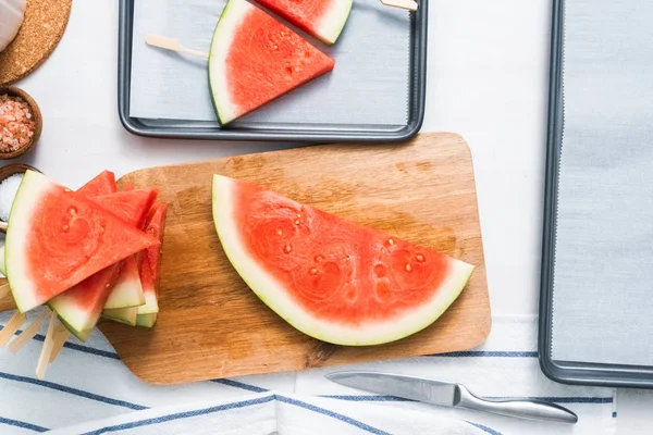 Karpuz çikolata ile drizzled ve kuşbaşı deniz tuzu ve badem ile tepesinde.