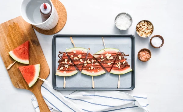 Karpuz çikolata ile drizzled ve kuşbaşı deniz tuzu ve badem ile tepesinde.