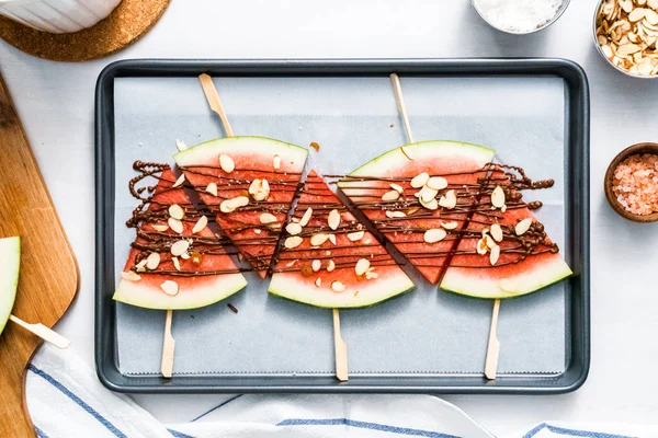 Watermeloen Besprenkeld Met Chocolade Gegarneerd Met Vlokken Zeezout Amandelen — Stockfoto