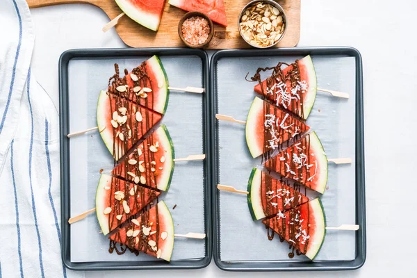 Karpuz çikolata ile drizzled ve kuşbaşı deniz tuzu ve badem ile tepesinde.