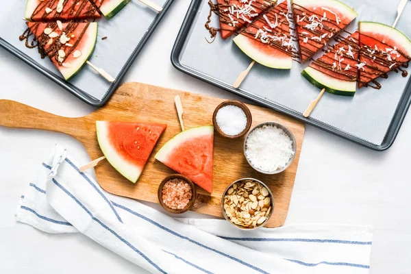 Watermeloen Besprenkeld Met Chocolade Gegarneerd Met Vlokken Zeezout Amandelen — Stockfoto