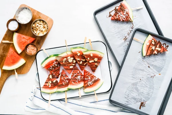 Karpuz çikolata ile drizzled ve kuşbaşı deniz tuzu ve badem ile tepesinde.