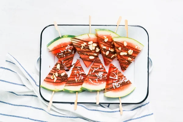 Karpuz çikolata ile drizzled ve kuşbaşı deniz tuzu ve badem ile tepesinde.