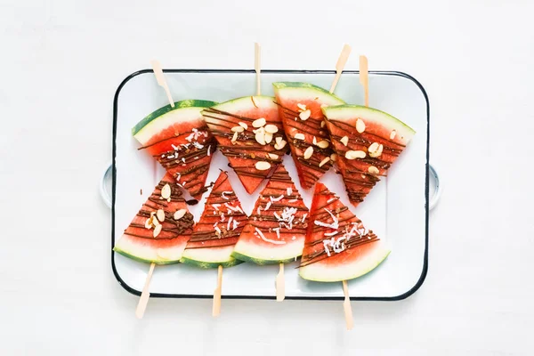 Watermeloen Besprenkeld Met Chocolade Gegarneerd Met Vlokken Zeezout Amandelen — Stockfoto