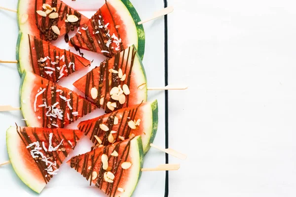 Karpuz çikolata ile drizzled ve kuşbaşı deniz tuzu ve badem ile tepesinde.