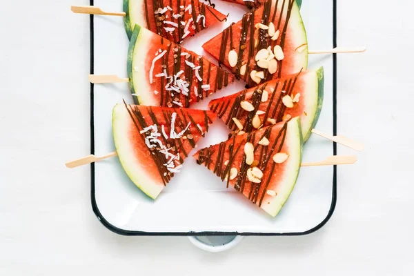 Watermeloen Besprenkeld Met Chocolade Gegarneerd Met Vlokken Zeezout Amandelen — Stockfoto