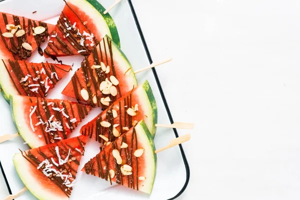 Sandía Rociada Con Chocolate Cubierta Con Sal Marina Escamas Almendras — Foto de Stock