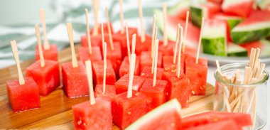 Çikolata ve sprinked deniz tuzu ve badem ile daldırma karpuz mezeler hazırlanıyor.