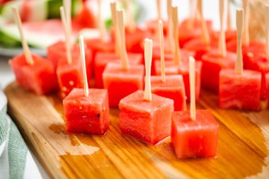 Çikolata ve sprinked deniz tuzu ve badem ile daldırma karpuz mezeler hazırlanıyor.