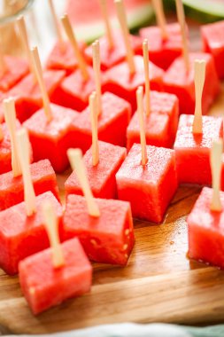 Çikolata ve sprinked deniz tuzu ve badem ile daldırma karpuz mezeler hazırlanıyor.