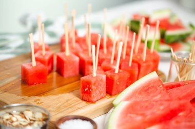 Çikolata ve sprinked deniz tuzu ve badem ile daldırma karpuz mezeler hazırlanıyor.